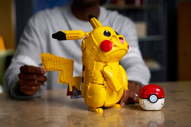 LEGO 72152 Pokémon Pikachu and Poké Ball - Model Kit with Posable Anime Figure & Dynamic Display Stand