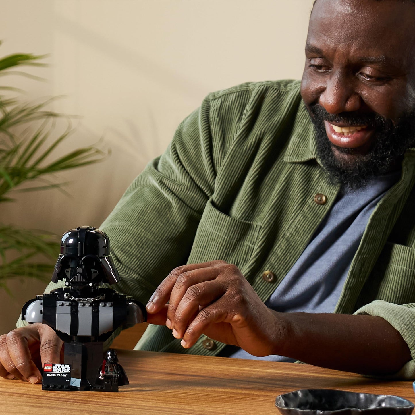 LEGO 75439 Star Wars Darth Vader Bust - Display Model Kit for Adults incl. Collectible Sith Minifigure with Red Lightsaber