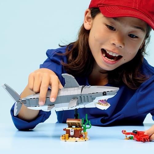 LEGO 31381 Creator 3in1 Fierce Shark with a Treasure Chest - Sea Animal Figure Transforms into an Anglerfish or Manta Ray