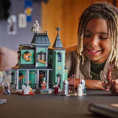 LEGO 31167 Creator 3in1 Haunted Mansion - Toy House Transforms into a Ghost Ship or a Train Set - Incl. 5 Minifigures