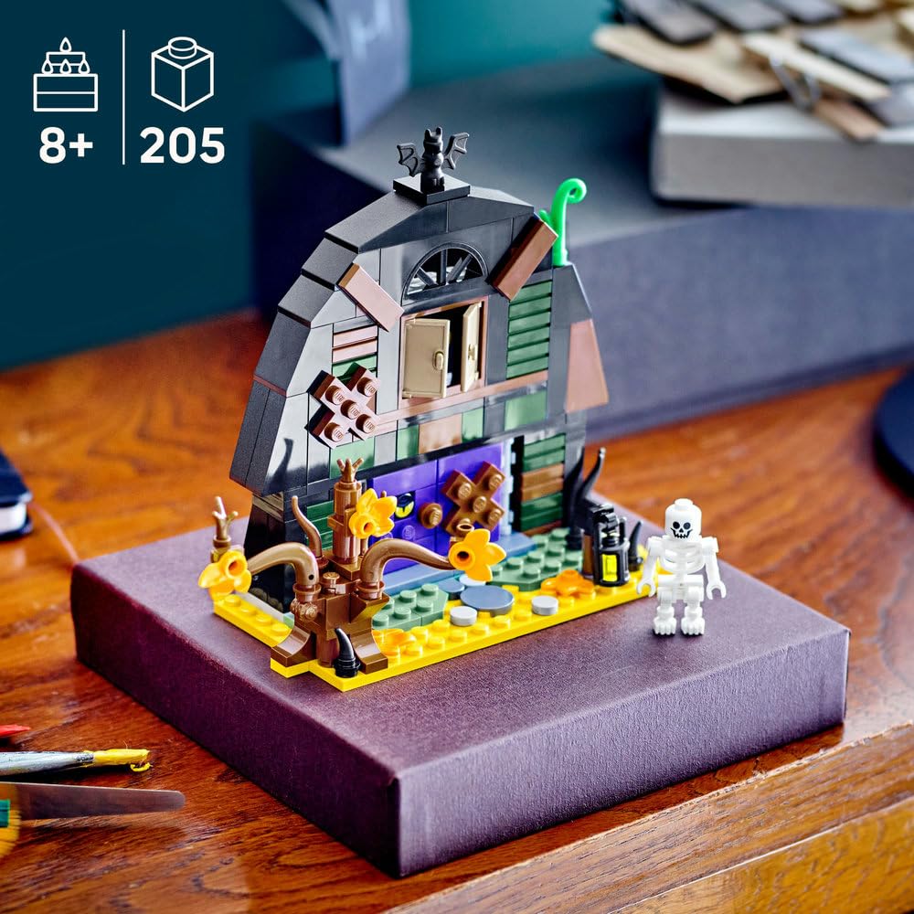 LEGO 40721 Halloween Barn with a Skeleton Minifigure and Spooky Accessories incl. a Bat & Lamps