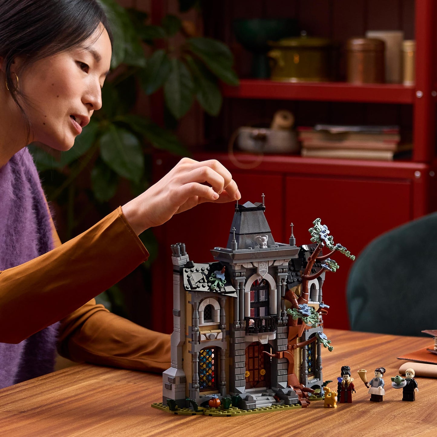 LEGO 11383 Icons Mayor Manor with Gothic Interior & 3 Glow-in-the-Dark Minifigures