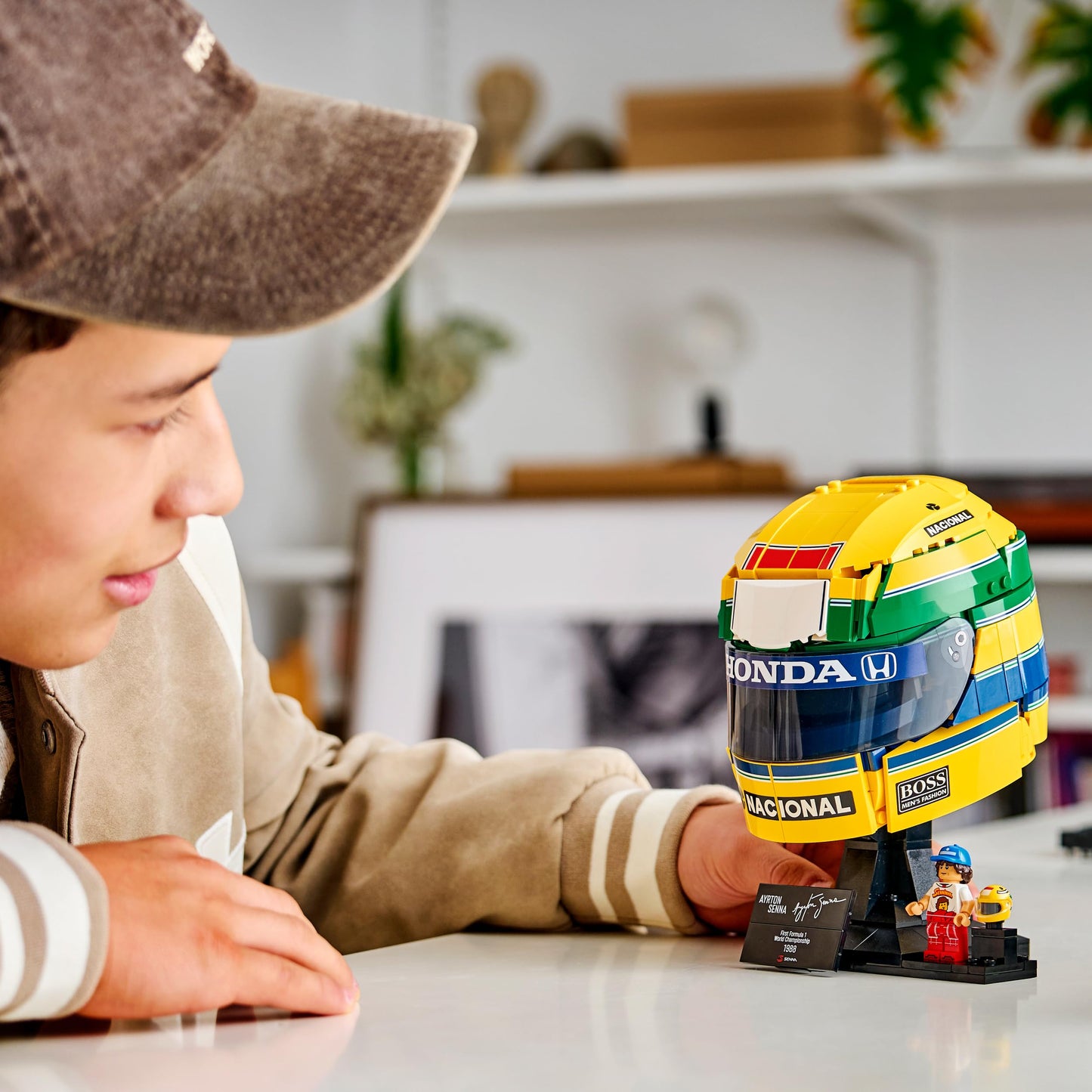 LEGO 43024 Editions Ayrton Senna Helmet - F1 Merchandise - with Collectible Minifigure