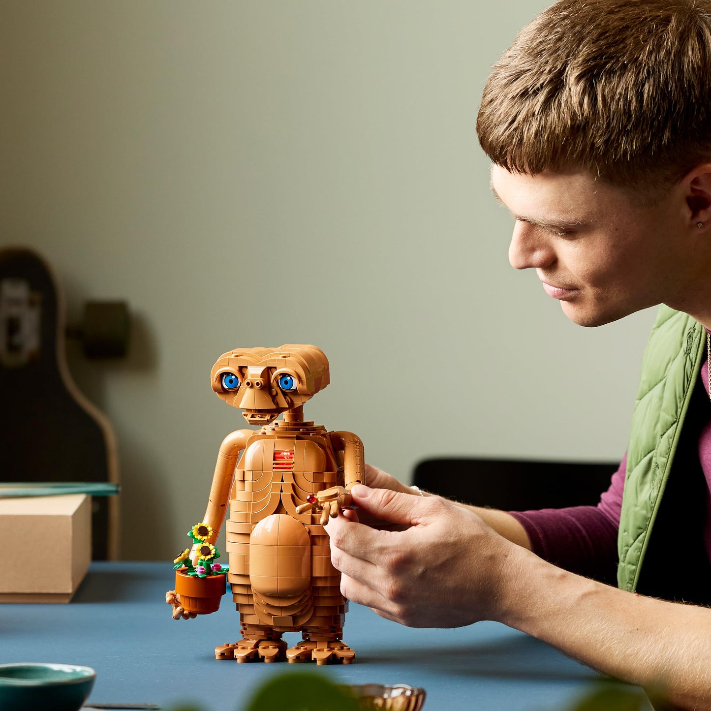 LEGO 21370 Ideas E.T. the Extra-Terrestrial -  incl. Alien Figure, Artificial Potted Flowers & Light Brick